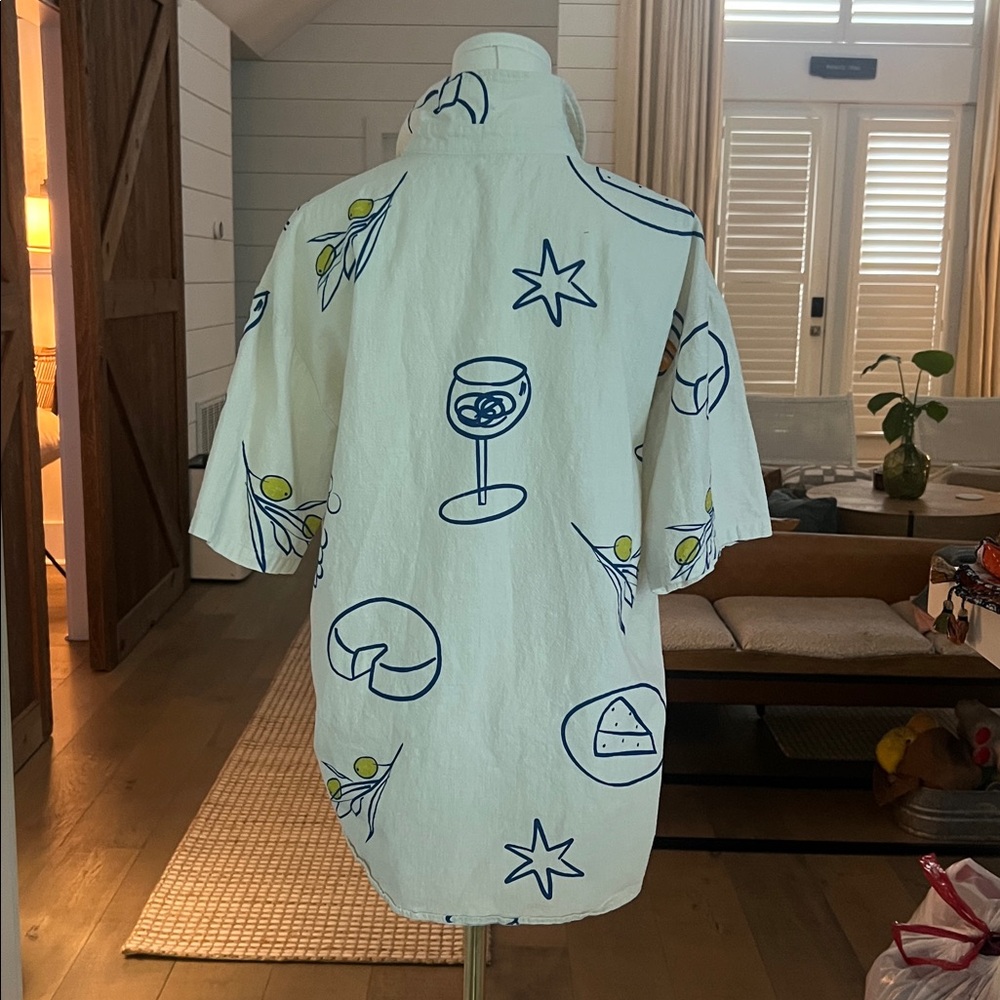 Cute print button down short sleeve top. Cream with blue accents . Lightweight - Picture 2 of 3